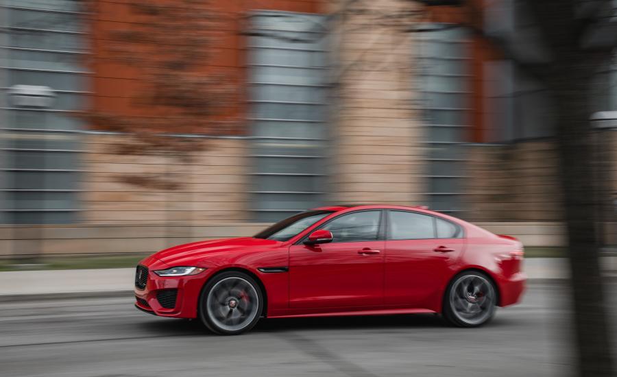  Jaguar XE P300 R-Dynamic 2019 года  (NA) (фото 21 из 40)